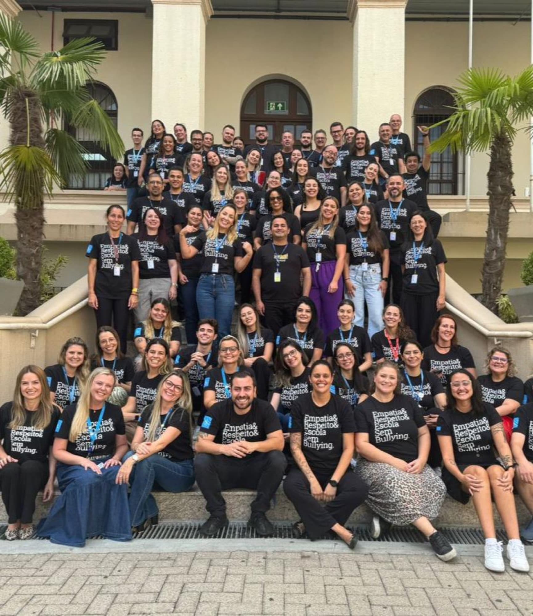 Professores e alunos participando de uma atividade do programa