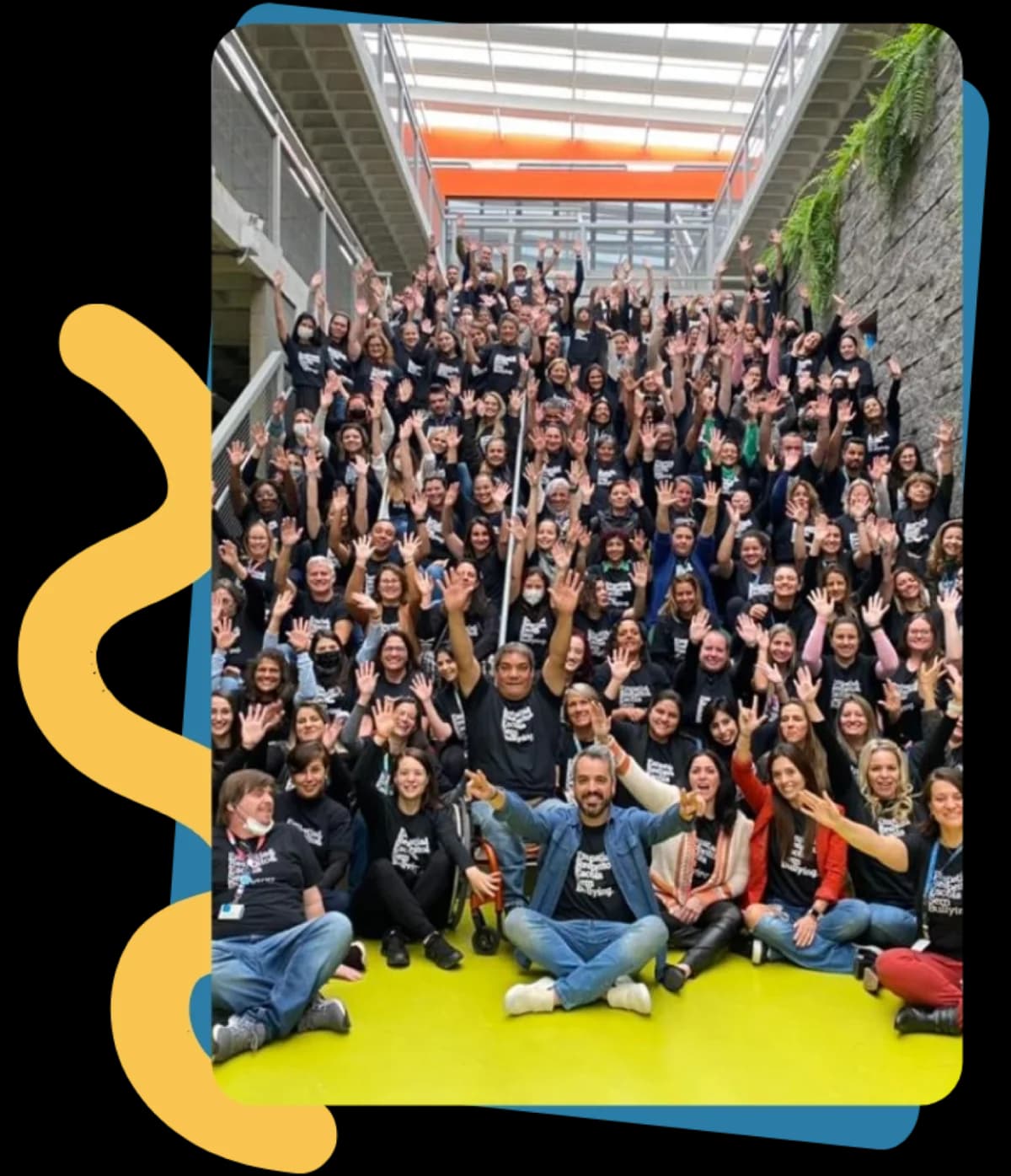 Alunos segurando livros do programa Escola Sem Bullying